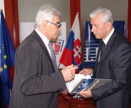Vľavo: prof. Štefan Kassay autor pentalógie Podnik