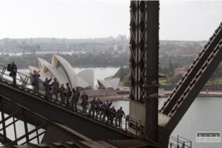 Fanúšikovia tradične vystúpili na most