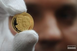 Kaczyńskému vyrazia v Poľsku zlatú mincu