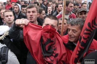 Kosovskí Albánci si stoja za svojimi zločincami