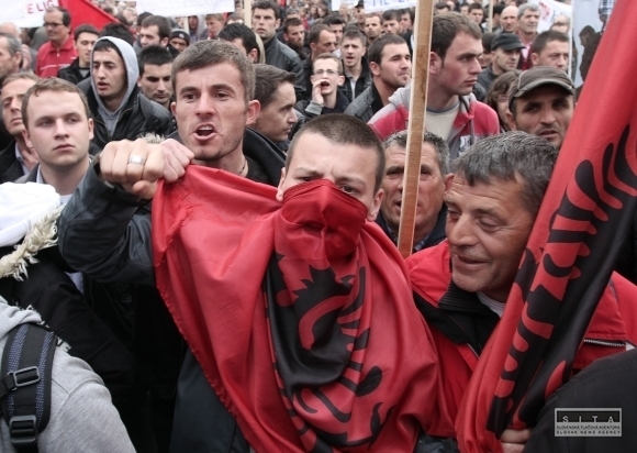 Kosovskí Albánci si stoja za svojimi zločincami