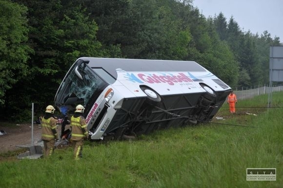 V Slovinsku havaroval nemecký autobus