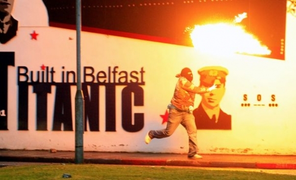 Boje v Belfaste pokračovali