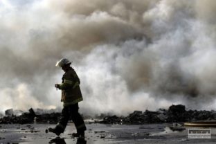 Dym z horiacej fabriky vystrašil Filadelfiu