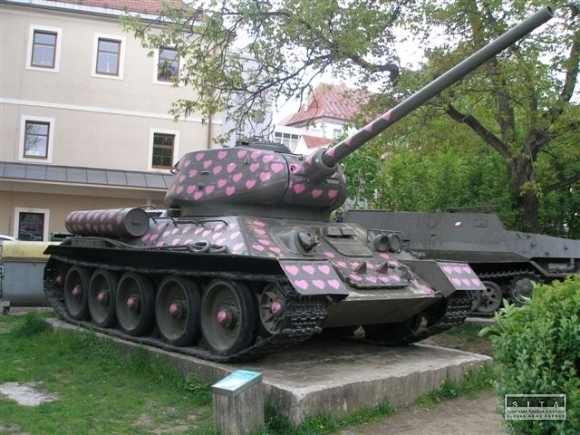 Tank Červenej armády ozdobili ružové srdiečka