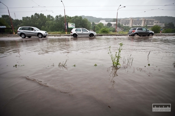 Ulice v Bratislave zaliala voda