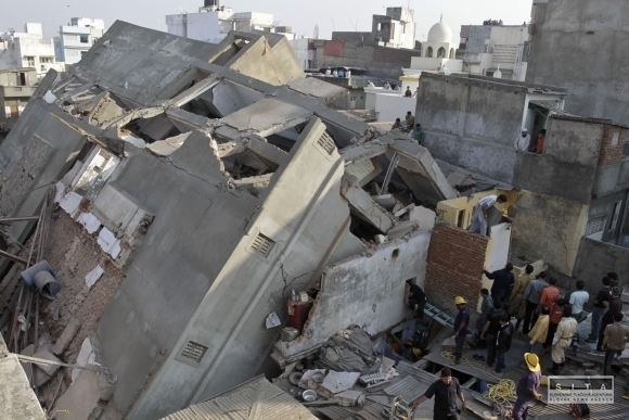 V Indii sa zrútila stavba, pochovala ľudí