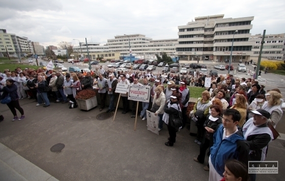 Zdravotníci protestovali pred ministerstvom