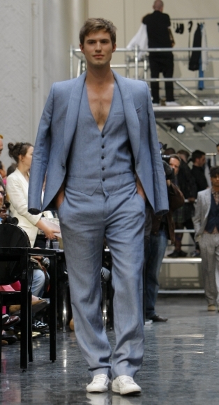 Modely na jar/leto 2012 značky Jean Paul Gaultier