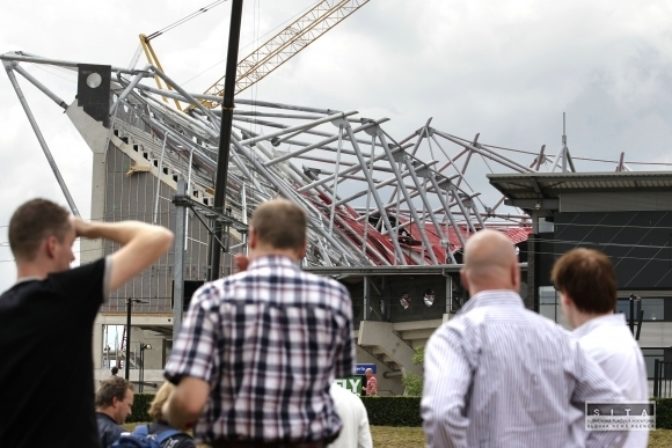 Na holandskom štadióne sa zrútila strecha