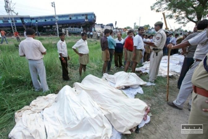Na severe Indie sa vykoľajil vlak