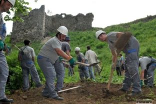 Nezamestnaní začali opravovať Šarišský hrad