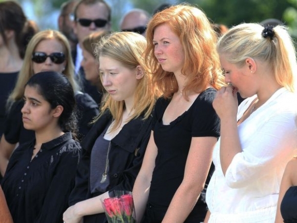Nórsko pochovalo prvé obete Breivika