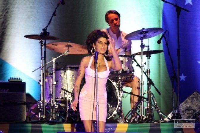 Speváčku Amy Winehouse našla polícia mŕtvu