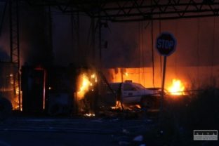 Srbi podpálili colnicu na kosovskej hranici