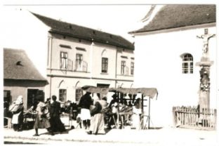 Staré Párovce - trh pri kostolíku, okolo r. 1900