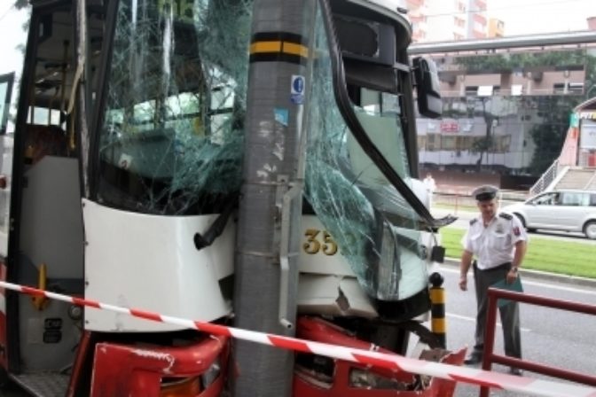 V Bratislave si nehoda autobusu vyžiadala 12 zrane