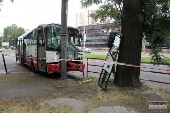 V Bratislave si nehoda autobusu vyžiadala 12 zrane