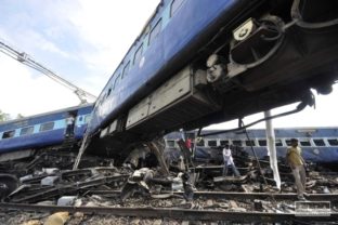 V Indii zabíjal vykoľajený vlak