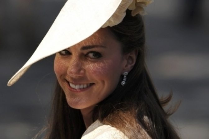 Vnučka britskej kráľovnej Zara Phillips sa vydala