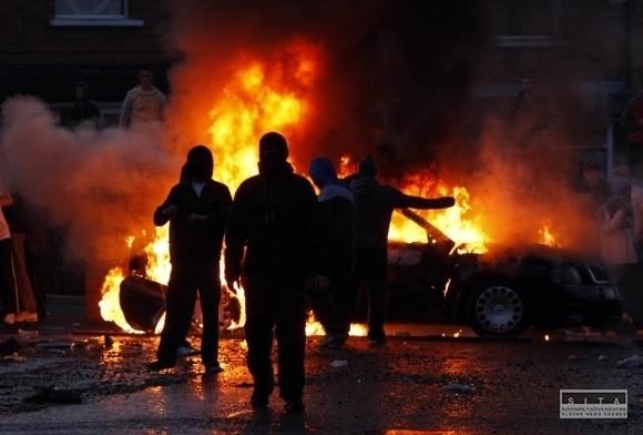 Belfast prežíva ďalšiu noc náboženských nepokojov