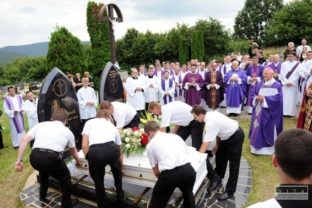 Biskupa Baláža pochovali v rodnej obci Nevoľné