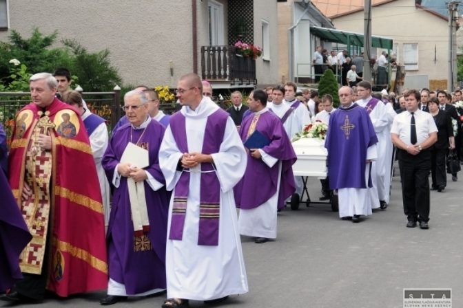 Biskupa Baláža pochovali v rodnej obci Nevoľné