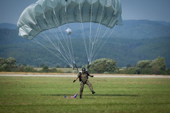 Parašutisti