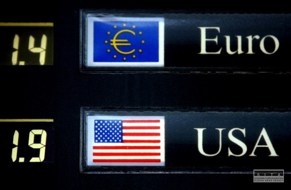 Peniaze, euro, dolár