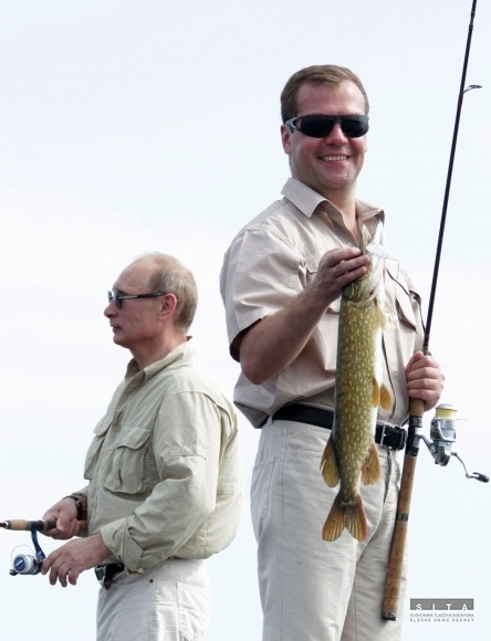 Dmitrij Medvedev chytil rybku na háčik