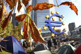 Euro bojuje o prežitie