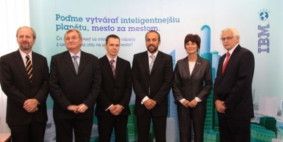 Na fotke zľava: prof. Ing. Aleš Janota, PhD. prode