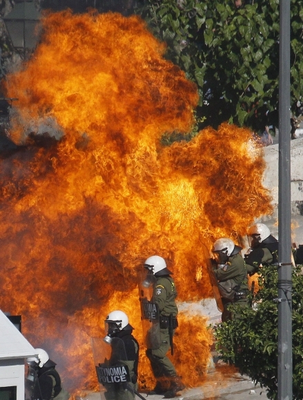 Protesty v Grécku sa zvrhli do veľkej bitky