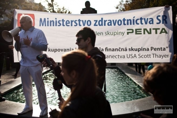 Slovensko protestuje proti bankám a politikom