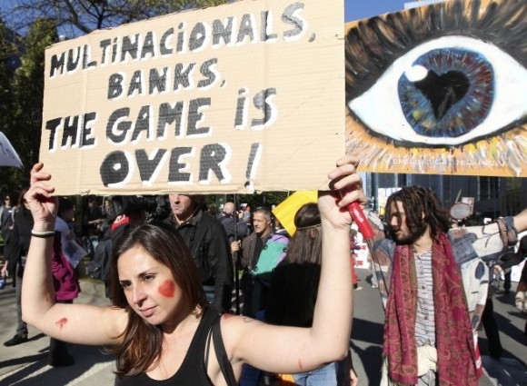 Svet protestuje proti bankám a politikom