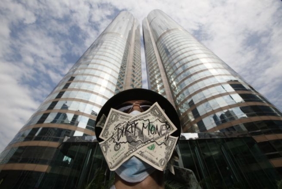 Svet protestuje proti bankám a politikom