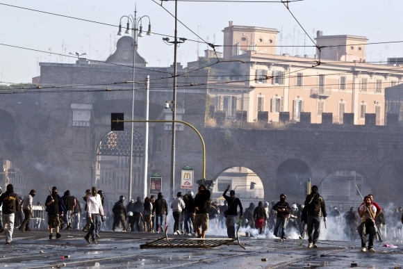 Ulice Ríma sa premenili na bojisko
