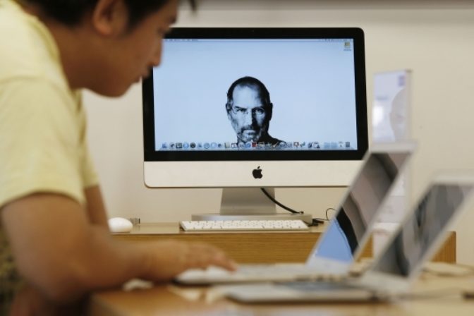 Zomrel Steve Jobs