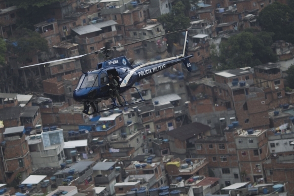 Armáda čistí slumy v Riu