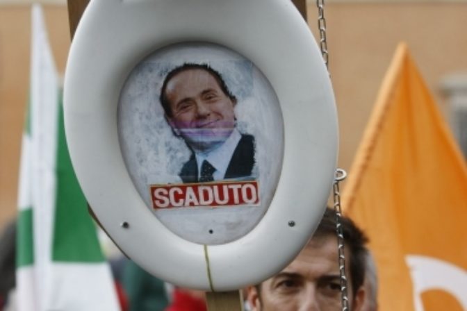 Berlusconiho vláda žije, ale má problémy
