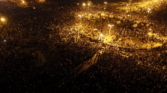 Egyptskí demonštranti povalili vládu