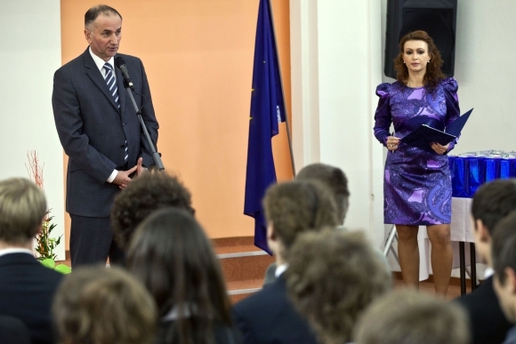 Minister Jurzyca ocenil školákov