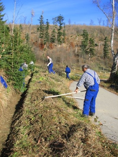 Nezamestnaní čistia Tatranskú Lomnicu