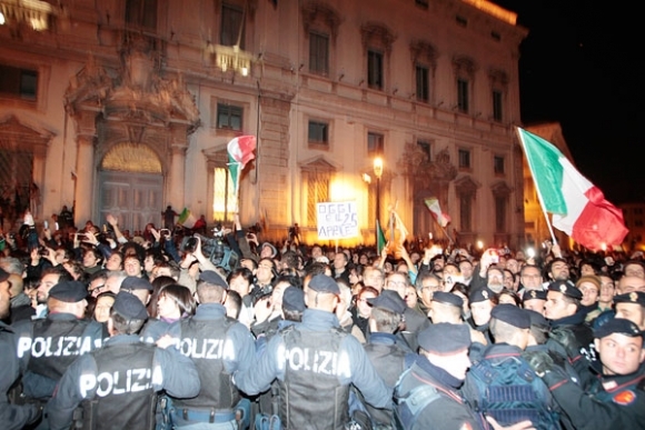 Silvio Berlusconi rezignoval, Rím oslavuje