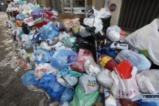 Atény zaplavil odpad