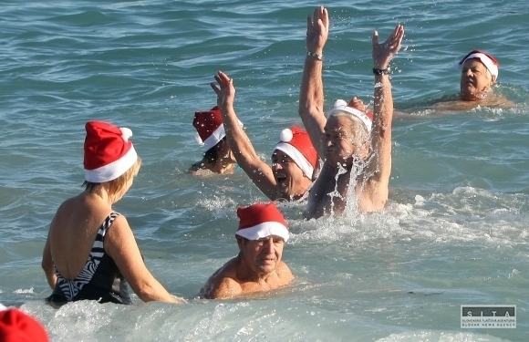Francúzski otužilci oslávili Vianoce v mori