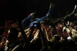 Para vystúpila s holohlavým Laskym