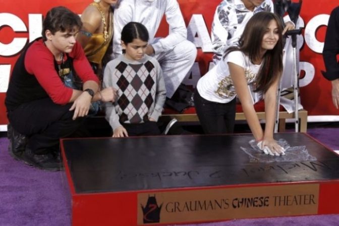 Deti Michaela Jacksona zvečnili odtlačky svojho ot