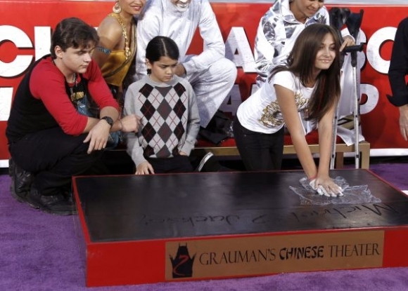 Deti Michaela Jacksona zvečnili odtlačky svojho ot