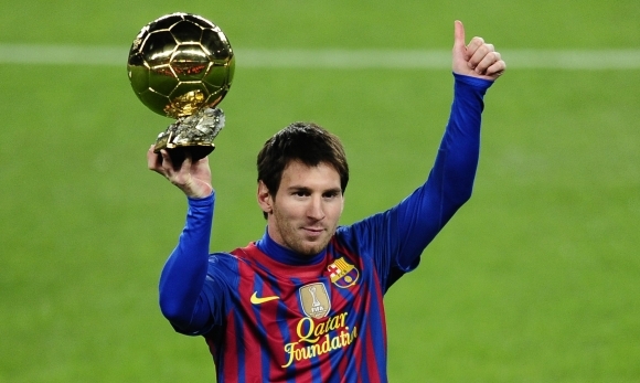 Lionel Messi ukázal Barcelone Zlatú loptu